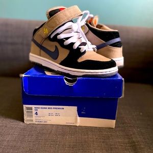 Nike SB Dunk Mid Premium.
